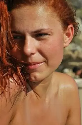 Images 11 - Девушка купается и загорает топлесс 