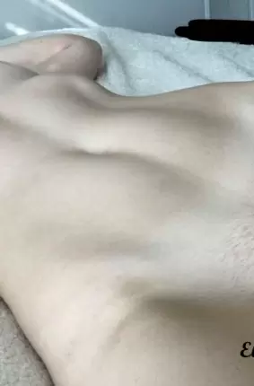 Images 10 - Сексуальная девчонка позирует на кровати соблазняя своими сиськами 
