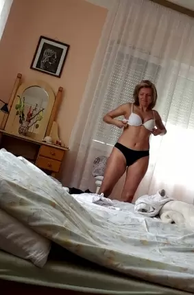 Images 15 - Зрелая блондинка с хорошим телом занимается сексом перед камерой 