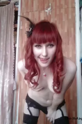 Images 19 - Рыжеволосая девчонка в образе секси горничной 