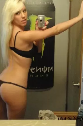 Images 2 - Длинноволосая блондинка фотографирует свою манду перед зеркалом 