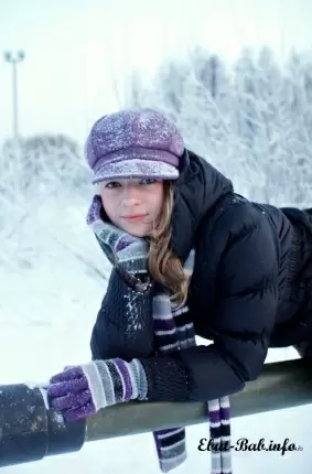 Images 4 - Студентка красиво позирует в снегу 