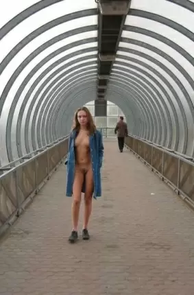 Images 14 - Девушка ходит голая по улице 