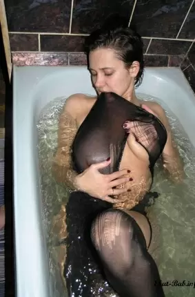 Images 25 - Брюнетка с большой грудью в ванне 