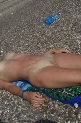 Images 12 - Жена загорает голая на пляже 
