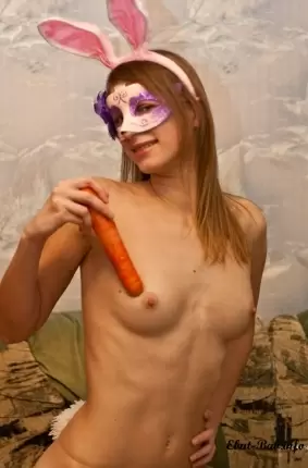 Images 5 - Обнаженная зайка трахает себя морковкой 