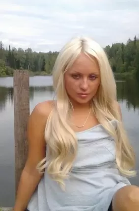 Images 11 - Красивая блондинка позирует голой возле пруда 