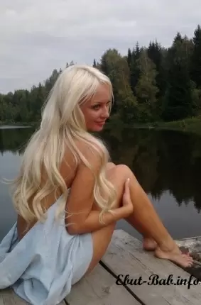 Images 17 - Красивая блондинка позирует голой возле пруда 
