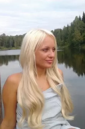 Images 12 - Красивая блондинка позирует голой возле пруда 