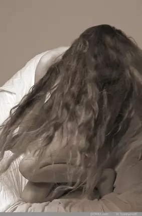 Images 14 - Симпатичная шалунья с длинными волосами позирует голышом 
