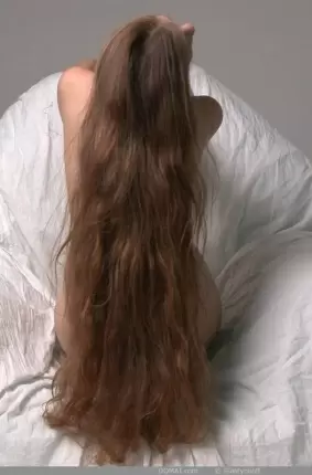 Images 17 - Симпатичная шалунья с длинными волосами позирует голышом 