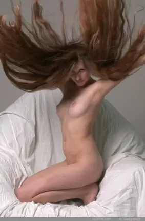 Images 13 - Симпатичная шалунья с длинными волосами позирует голышом 