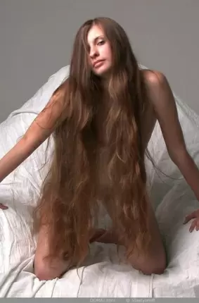 Images 4 - Симпатичная шалунья с длинными волосами позирует голышом 