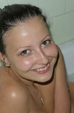 Images 4 - Девушка принимает ванну 