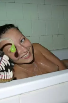 Images 2 - Девушка принимает ванну 