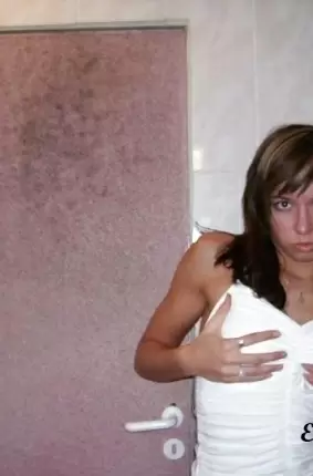 Images 8 - Девчонка позирует в ванной 