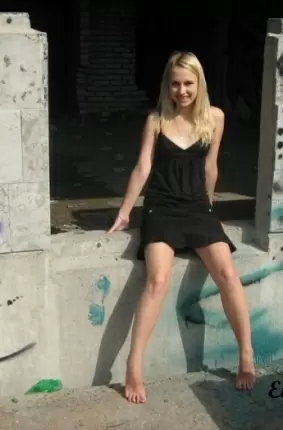 Images 11 - Молодая блондинка разделась на улице 