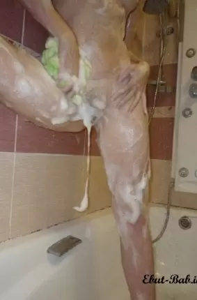 Images 6 - Стройная жена брюнетка принимает душ 