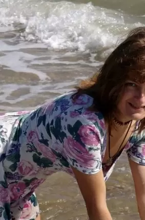 Images 4 - Девушка раздевается на пляже 