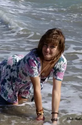 Images 3 - Девушка раздевается на пляже 