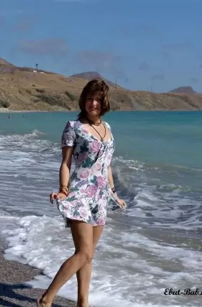 Images 1 - Девушка раздевается на пляже 