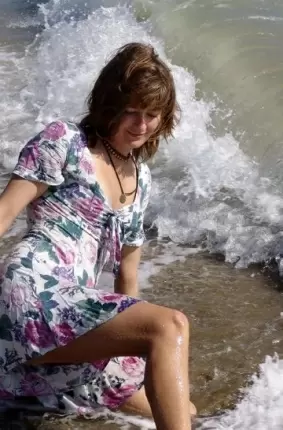 Images 5 - Девушка раздевается на пляже 