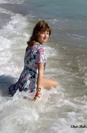 Images 10 - Девушка раздевается на пляже 