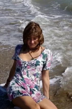 Images 6 - Девушка раздевается на пляже 