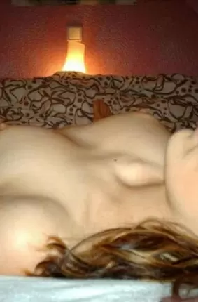 Images 5 - Женщина голышом позирует на кровати 