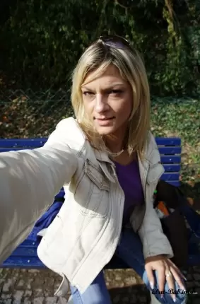 Images 3 - Голая блондинка в парке 