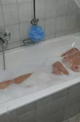 Images 26 - Худая девчонка голая в ванной 