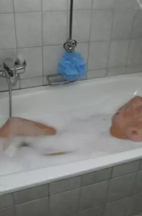 Images 44 - Худая девчонка голая в ванной 