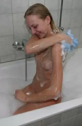 Images 8 - Худая девчонка голая в ванной 