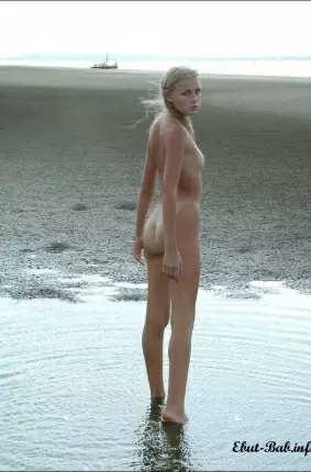 Images 12 - Девушка позирует на берегу моря 