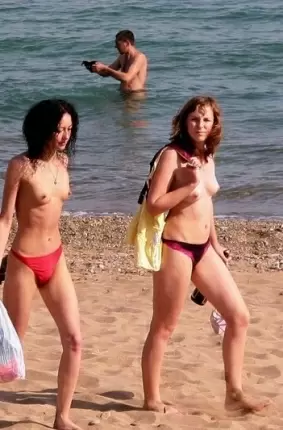 Images 13 - Позируют голые на пляже 