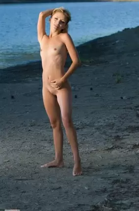 Images 27 - Стройная незнакомка на пляже показала бритую киску 