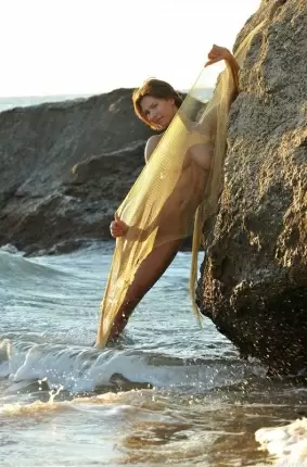 Images 15 - Голая дама розлеглась на пляже 