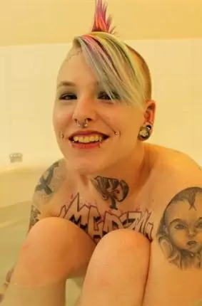 Images 6 - Странная девчонка моется в ванне и показывает пикантные места 