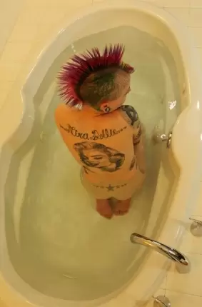 Images 17 - Странная девчонка моется в ванне и показывает пикантные места 