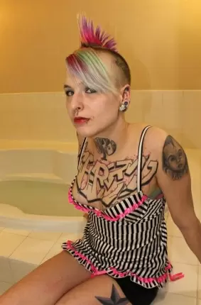 Images 53 - Странная девчонка моется в ванне и показывает пикантные места 