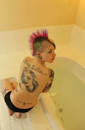 Images 31 - Странная девчонка моется в ванне и показывает пикантные места 