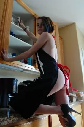 Images 23 - Прикольная девчонка позирует на кухне 