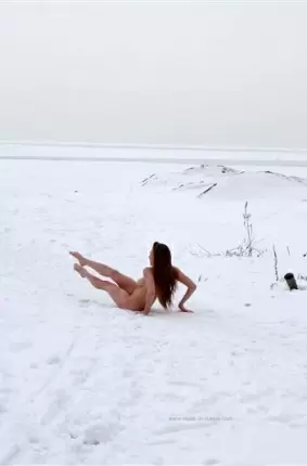 Images 9 - Зажигательная кокетка голышом бегает по снегу 