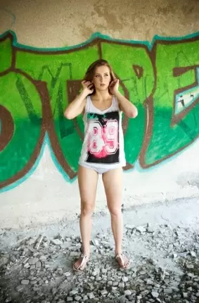 Images 1 - Голая девочка возле граффити 