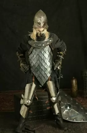 Images 4 - Удивительная блондинка снимает костюм рыцаря 