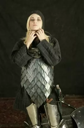 Images 8 - Удивительная блондинка снимает костюм рыцаря 