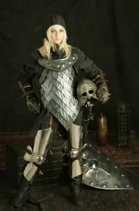 Images 6 - Удивительная блондинка снимает костюм рыцаря 