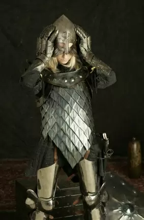 Images 5 - Удивительная блондинка снимает костюм рыцаря 