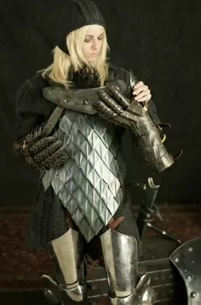 Images 7 - Удивительная блондинка снимает костюм рыцаря 