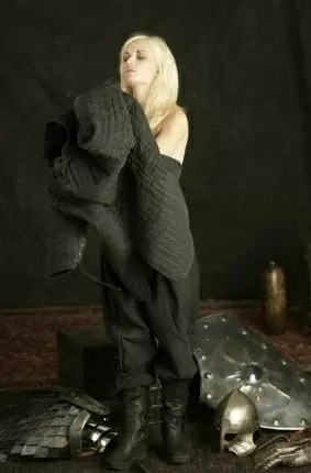 Images 11 - Удивительная блондинка снимает костюм рыцаря 